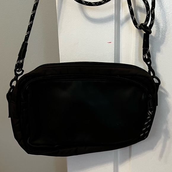 Thirtyone All Zipped up Cross Body in black - Picture 3 of 7